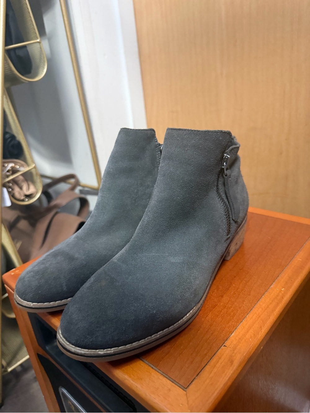 Blondo Women’s Gray Suede Waterproof Ankle Booties. Size: 8 - Picture 3 of 7